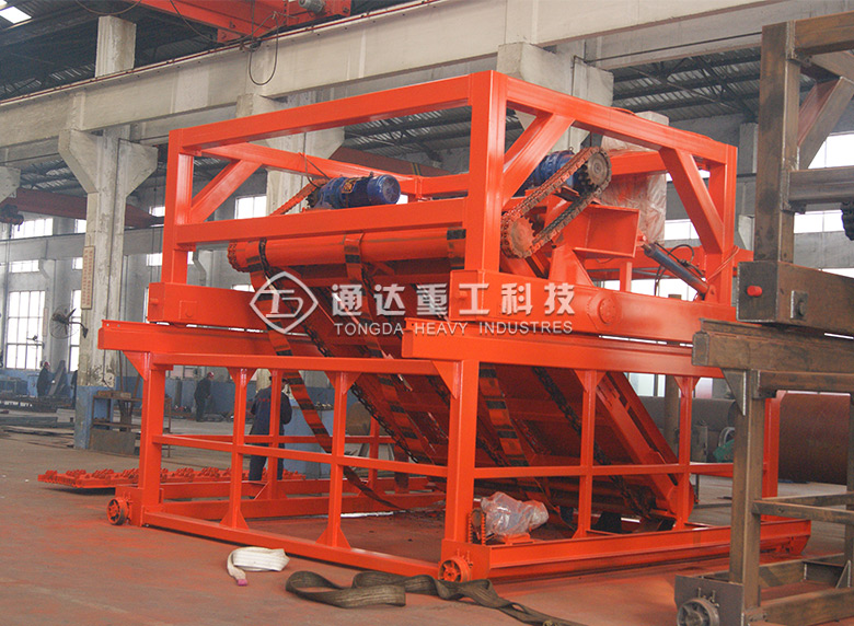 鏈板式翻堆機(jī) 鏈板式翻堆機(jī)