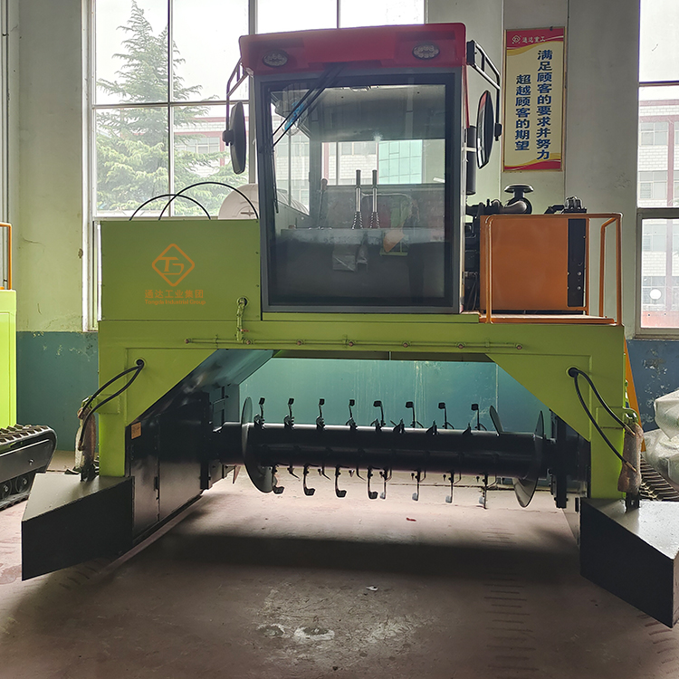 翻堆機(jī)在有機(jī)肥堆肥發(fā)酵生產(chǎn)中起到什么作用?怎么操作使用? 翻堆機(jī)在有機(jī)肥堆肥發(fā)酵生產(chǎn)中起到什么作用?怎么操作使用?